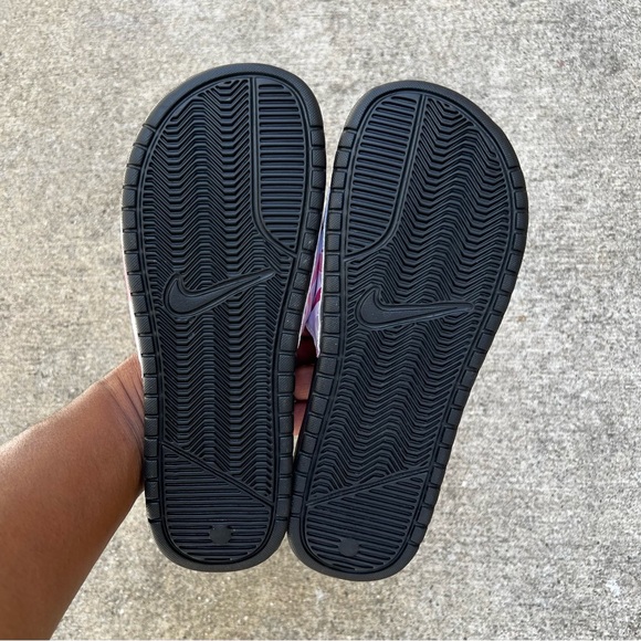 WMNS NIKE BENASSI SWOOSH JDI PRINT SLIDE PINK WHITE BLACKFLOWER FEATHER - Picture 3 of 5